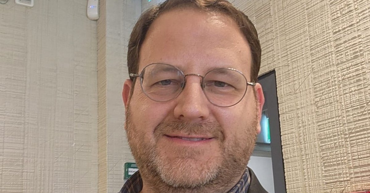 אריאל שרפר כתב מגזין