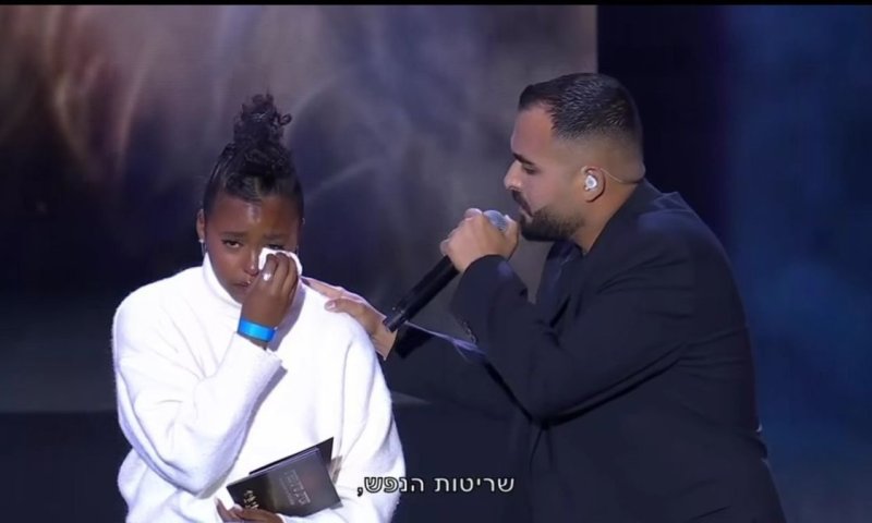 אושר כהן ביצע את "תרקדי" עם אחותה של הנרצחת מהנובה - והקהל נשבר