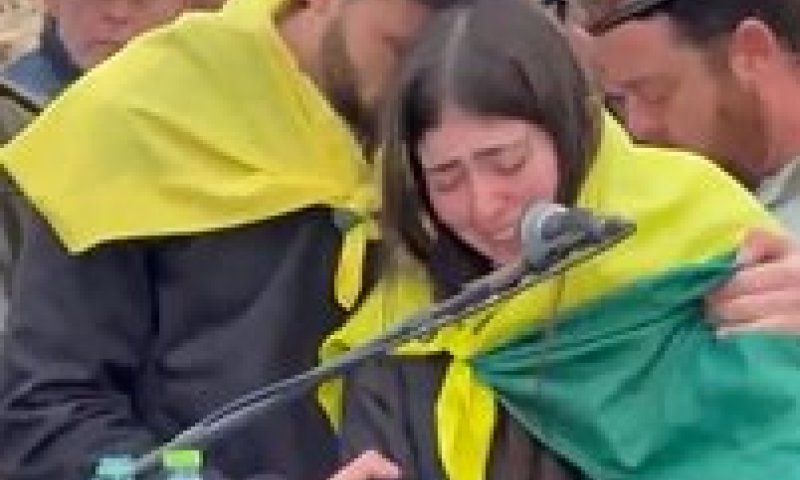 קורע לב: אחותו של אורי גרינברג אומרת "מזמור לתודה" בהלוויה