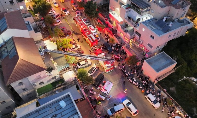 שריפת ענק בביתר עילית: 7 נפצעו, עשרות לכודים חולצו מהבניין