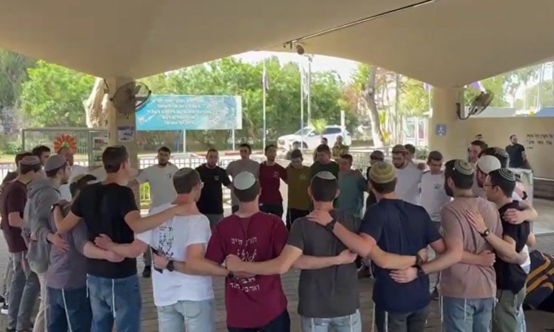 מרגש: תלמידי הישיבות המתגייסים בשירת 'אני מאמין' בבקו"ם