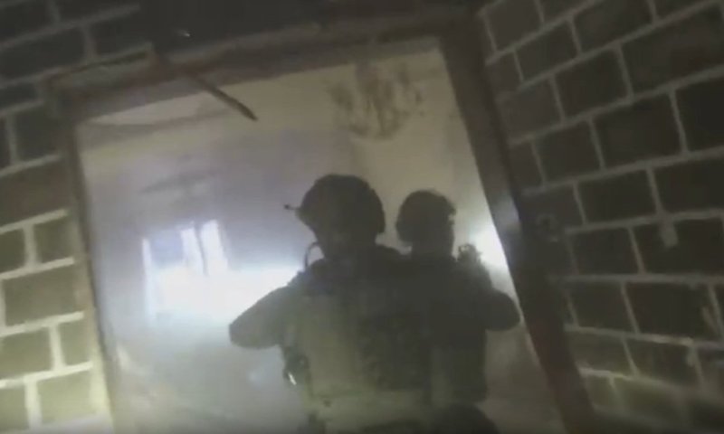 תיעוד ממצלמת הקסדה של הלוחמים: מעצר מחבלים בשכם