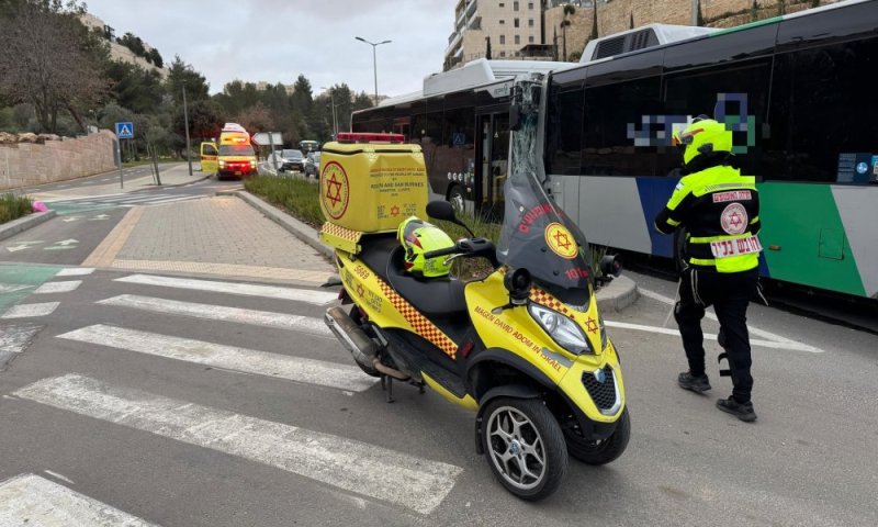 תאונה חריגה בירושלים: 12 נפצעו בהתנגשות אוטובוסים
