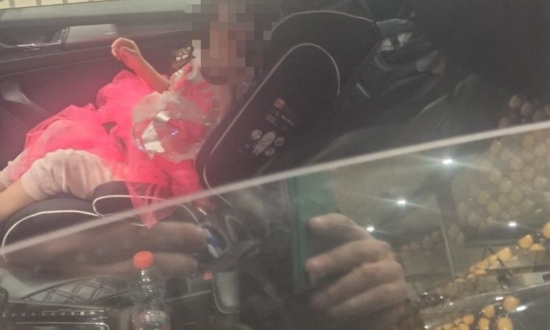 הפקיר את בתו בת השלוש כשניסה לברוח מהשוטרים | צפו במרדף