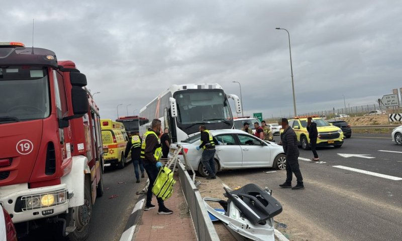 דיווח ראשוני: עשרות פצועים בתאונה בין אוטובוס לרכב פרטי