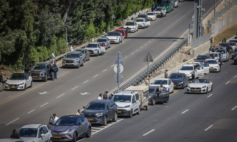 בשידור חי: העיתונאי הישראלי סירב לעמוד בצפירה