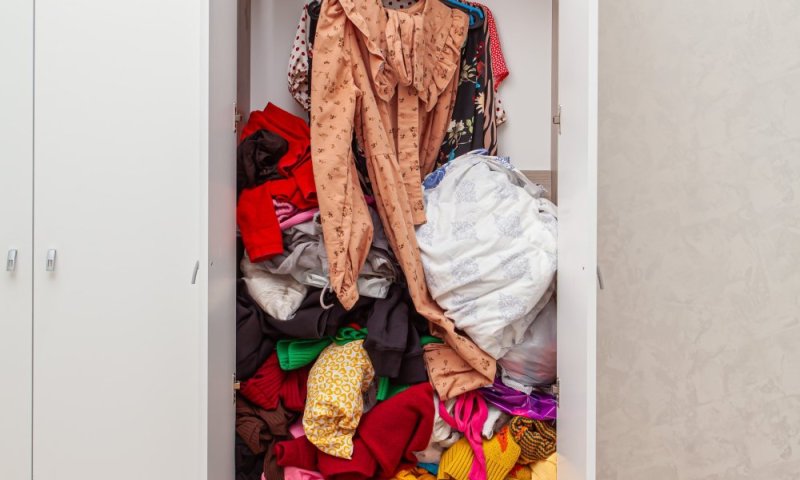 למה 'אין לנו מה ללבוש' - למרות שהמדפים בארון מפוצצים?