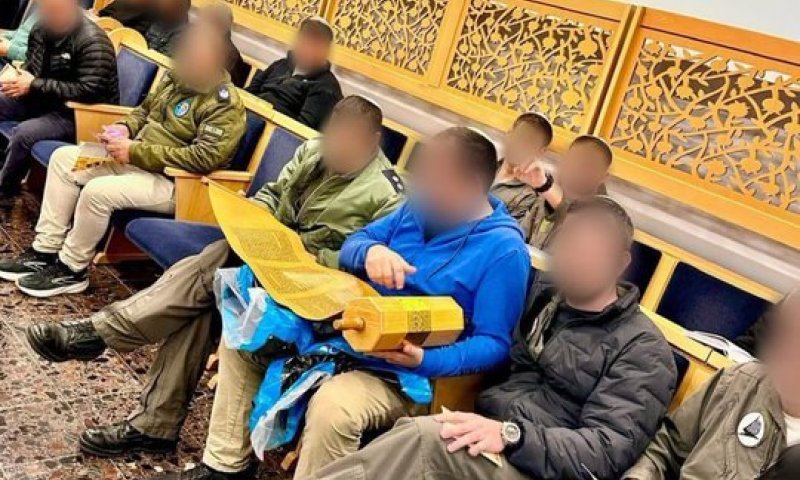 תמונת היום: טייסי חיל האוויר עוצרים לקריאת מגילה
