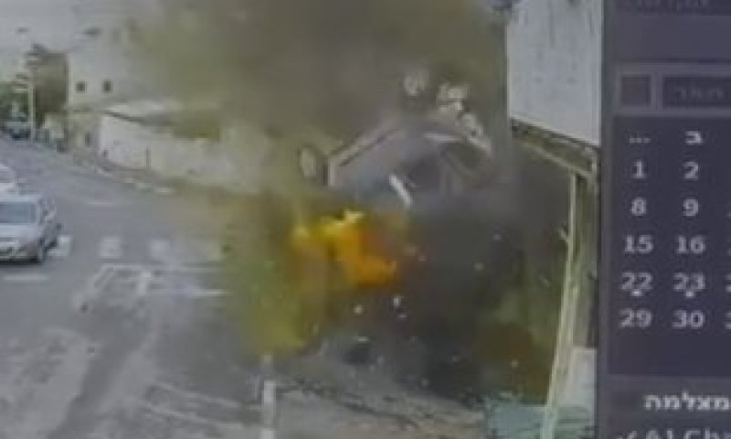 תיעוד מטורף: הטיל פוגע ברכב שעף באוויר. צפו