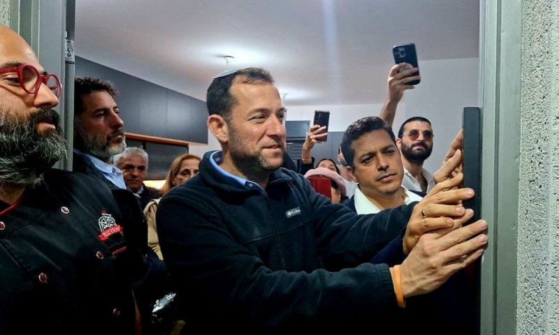 יוסי דגן והשר שיקלי קבעו מזוזה בבית עולים צרפת בשומרון
