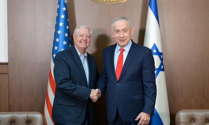 איראן ברקע: נתניהו נפגש עם הסנאטור המקורב לטראמפ