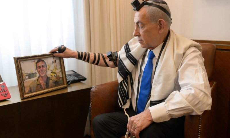 מחווה מצמררת: נתניהו הניח את התפילין של שון כרמלי ז"ל