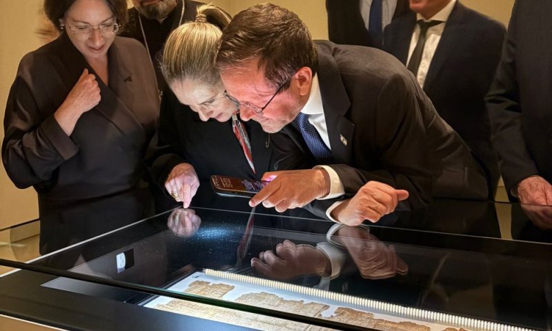 "לא ילמדו עוד מלחמה": מגילת ישעיהו נחשפת לראשונה בתערוכה חגיגית