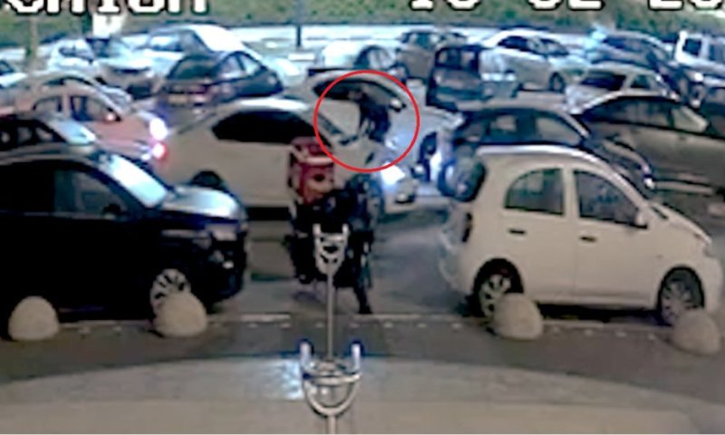 האישה תפסה את בעלה בוגד ונתלתה על מכסה המנוע