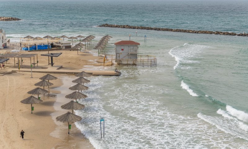 פעולות החייאה בנער שטבע בנתניה, חיפושים אחר אחיו שנעדר