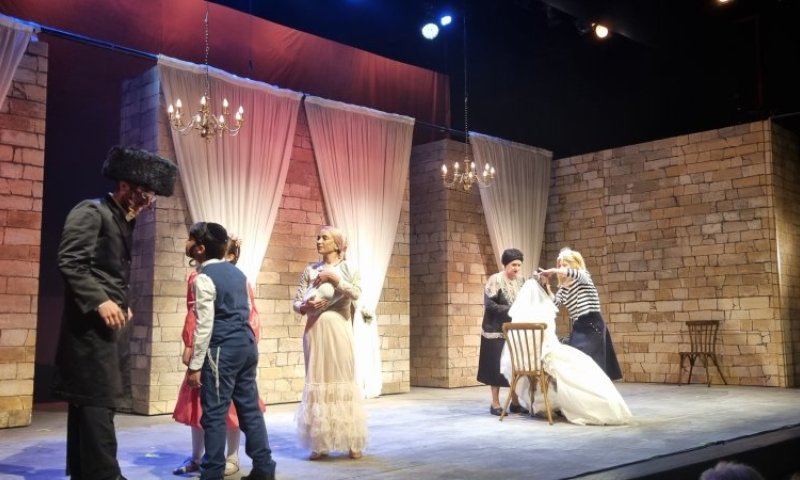 בין מקווה לטיפולי המרה: ההצגה על המורכבות בחברה החרדית