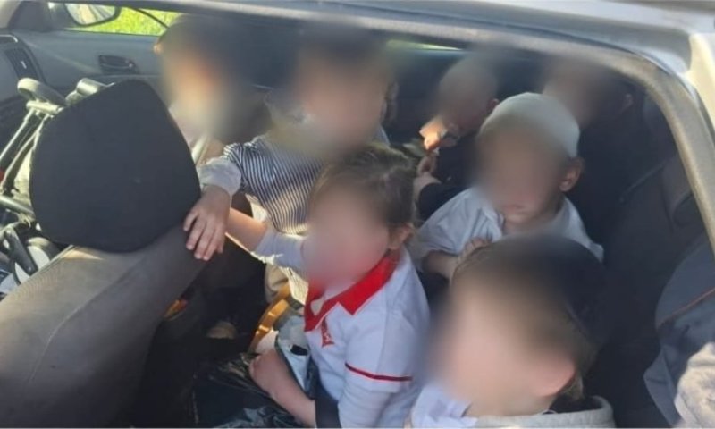 מסוכן: משפחה בת 11 נפשות נסעה ברכב פרטי עם תינוק בתא המטען 