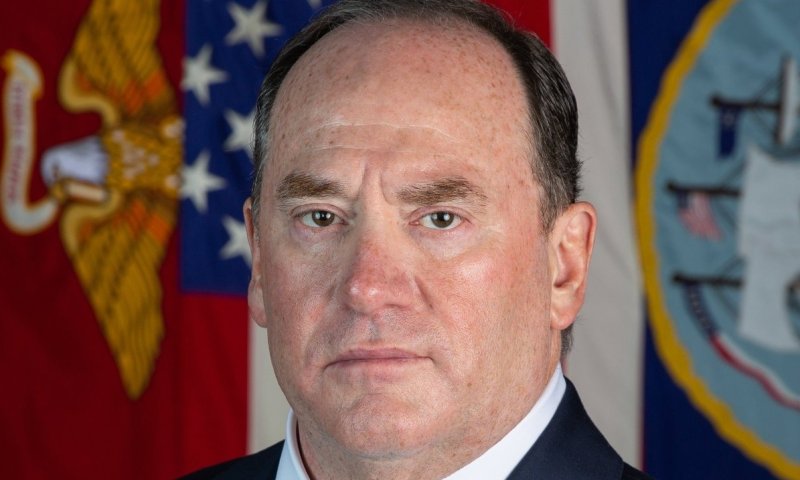 בזמן המצור על הורמוז: מזכיר הצי האמריקני הודח מתפקידו