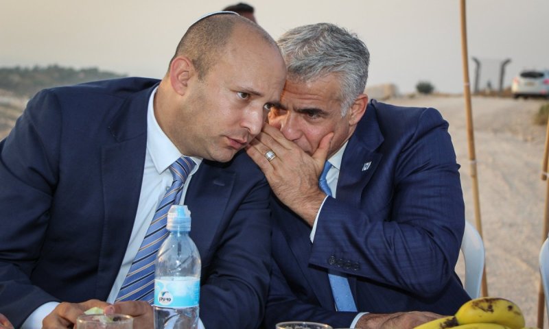 זוכרים? הבטחות בנט שלא יקים ממשלה עם לפיד