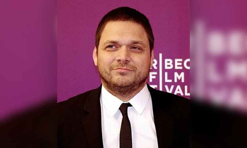 ביתו של כוכב הסדרה "סרוגים" נפגע מנפילת טיל בתל אביב