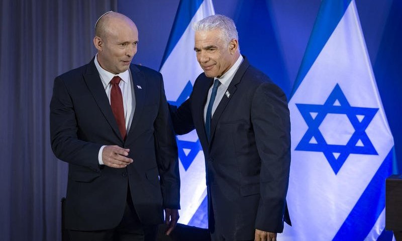 נחשף: זה האיש שתפר את האיחוד בין בנט ללפיד