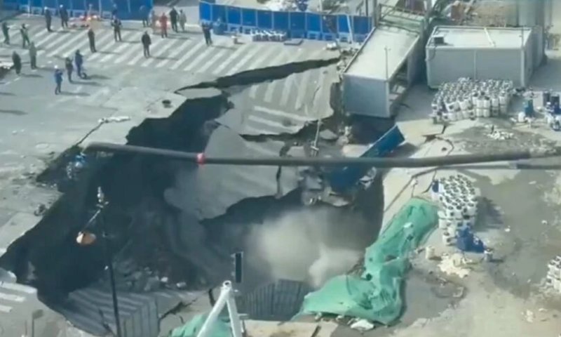 דרמה בסין: בולען עצום נפער בלב הכביש המרכזי