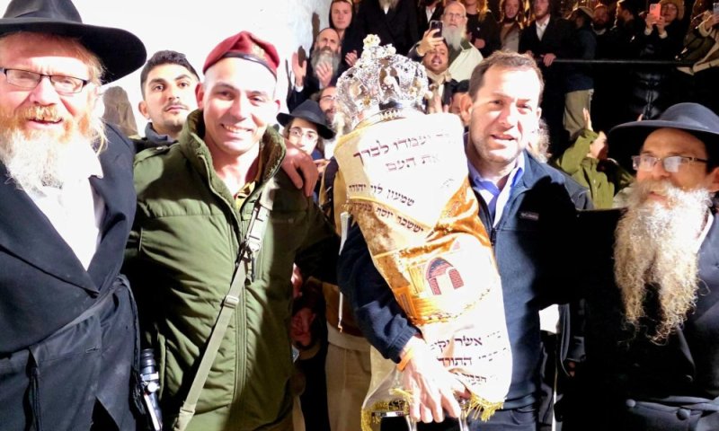 במעמד מרגש: ספר תורה הוכנס הלילה לקבר יוסף בשכם