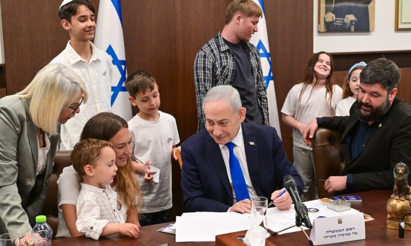 לרגל יום הזיכרון: ראש הממשלה נפגש עם אלמנות ויתומי צה״ל