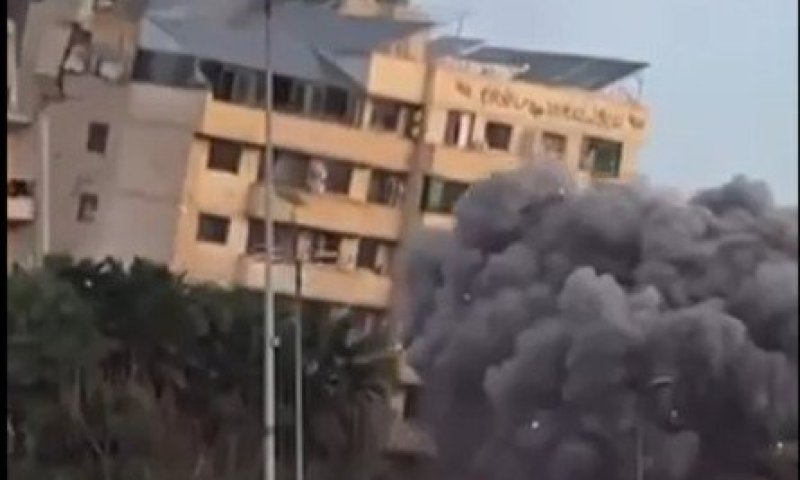 כמו בעזה: צה"ל מפיל בניינים ברובע הדאחייה בביירות. צפו