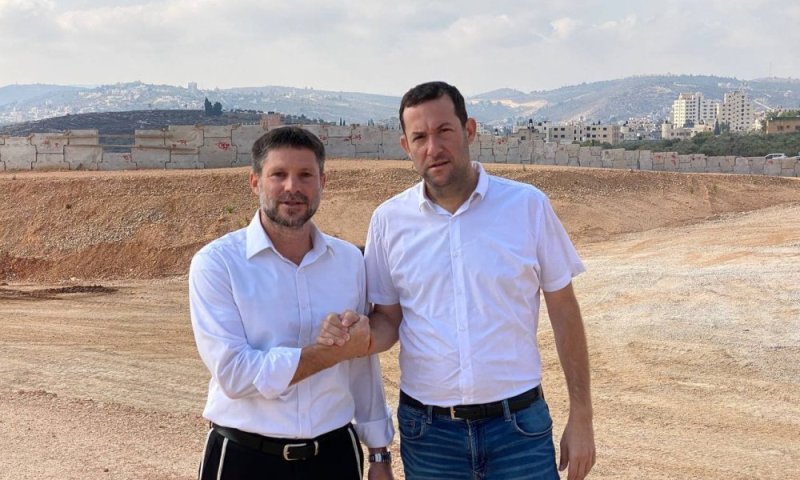 יוסי דגן והשר סמוטריץ' | צילום: רועי חדי