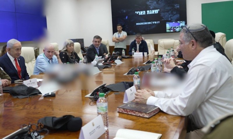 עם איזה ספר קודש הגיע ראש השב"כ לדיון הביטחוני?