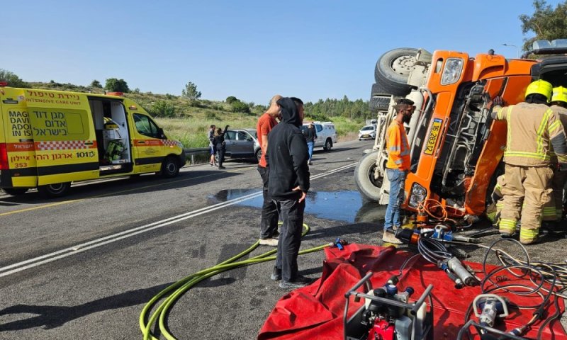"נבהל מהאזעקה": נהג משאית נפצע קשה במחלף לטרון