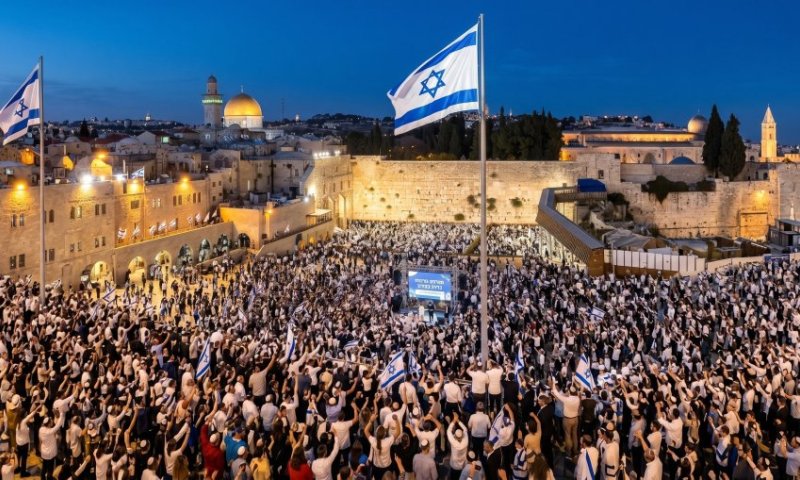 כמידי שנה: תפילה חגיגית ברחבת הכותל במעמד הרב דוד לאו והרב אורי שרקי