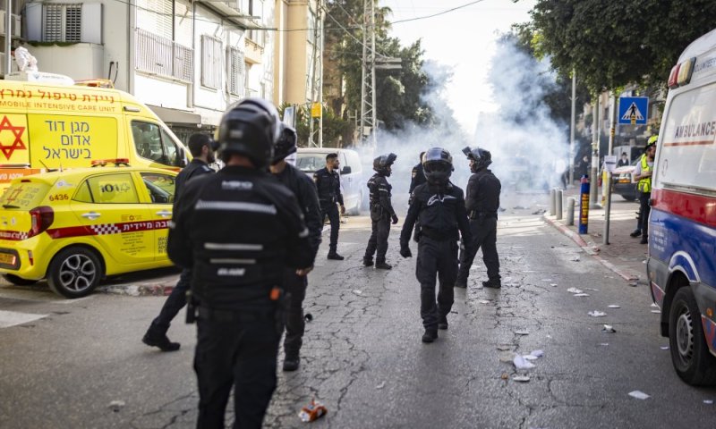 בני ברק: 5 נעצרו לאחר שהשליכו חפצים לעבר חסידות ויז'ניץ