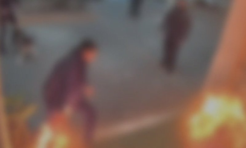 תיעוד דרמטי: תושב קרית ביאליק מצית שוטרים - ומעלה אותם באש