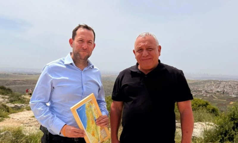 מפקד האוגדה חזר הביתה: גדי איזנקוט סייר עם דגן בשומרון