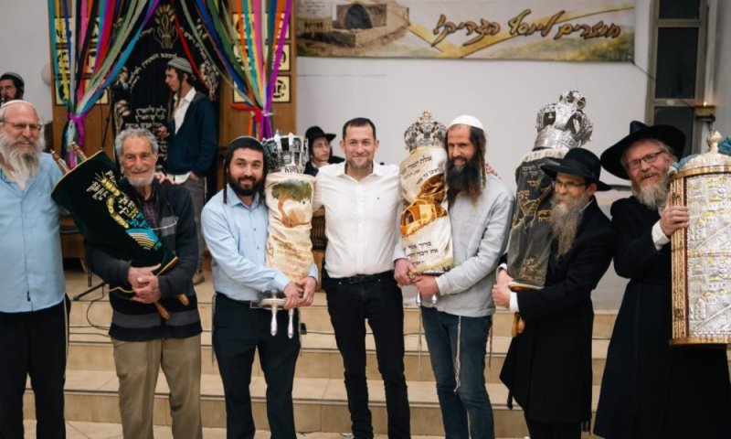 בדרך לקבר יוסף: ספר התורה הוכנס לישיבת עוד יוסף חי