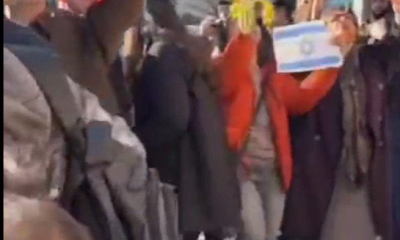 צפו: איראנים צועקים "תודה ביבי" בקונסוליה הישראלית ביוון 