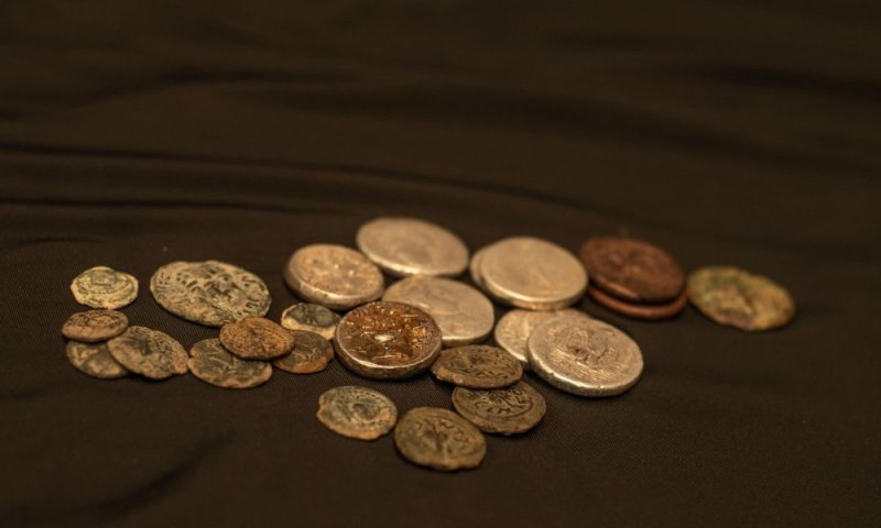 ד"ש מימי הבית השני: רופא נתפס כשברכבו עשרות מטבעות נדירים