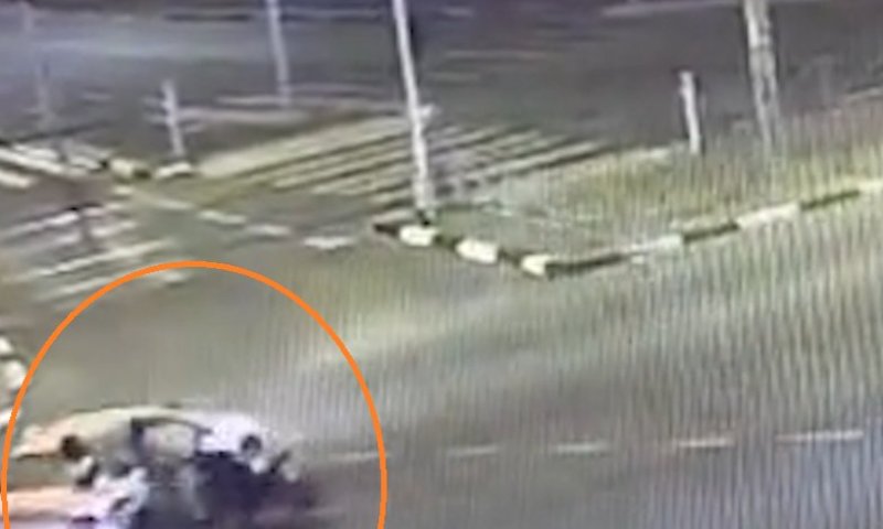 תיעוד: רוכב אופנוע התנגש ברכב פרטי בעת מרדף משטרתי