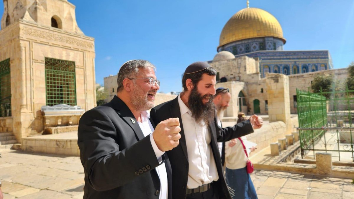 בן גביר התפלל בהר הבית: 