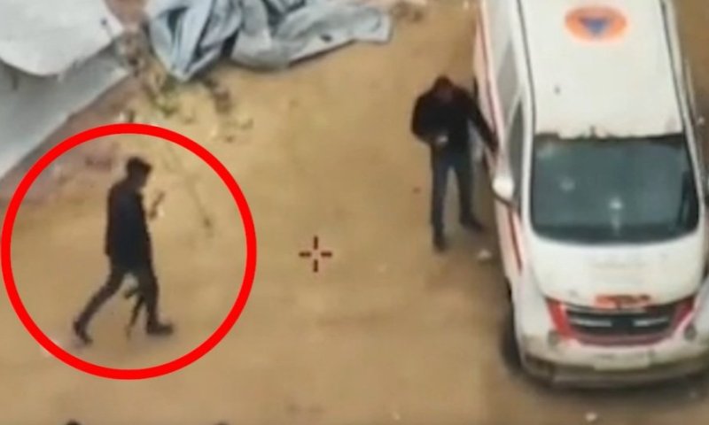 מחבלים מעמיסים אמל"ח על אמבולנס ברצועת עזה
