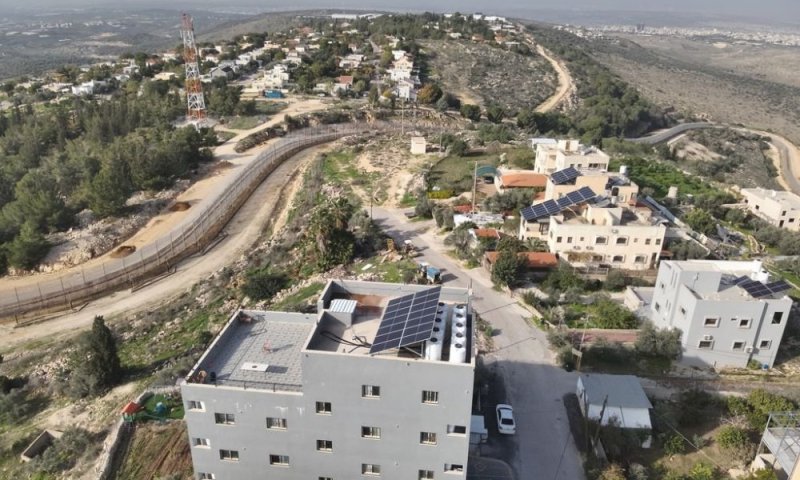 "במרחק נגיעה מבתים": בניין פלסטיני נבנה על היישוב ביו"ש