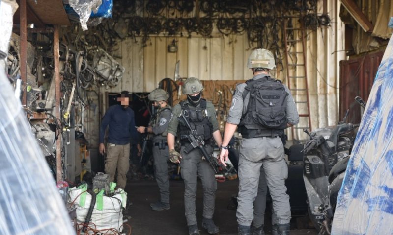 בעקבות זריקות אבנים: המשטרה יצאה למבצע בכפר הפלסטיני. צפו