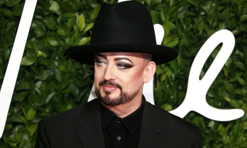 שובר את החרם: בוי ג'ורג' במפגן תמיכה נחרץ בישראל