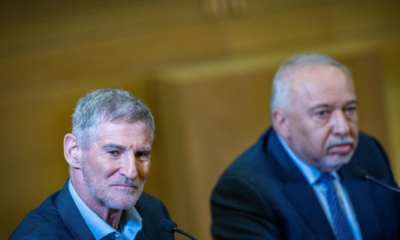 ליברמן נגד יאיר גולן: "מפטפט את עצמו לדעת"