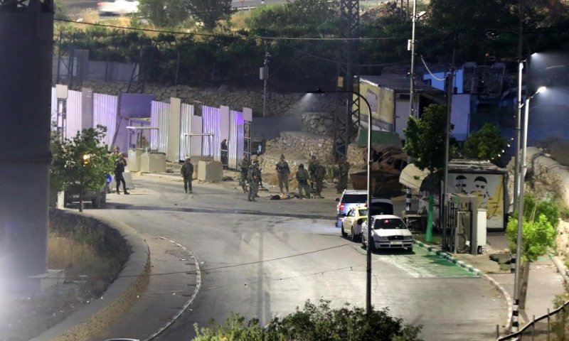 רכב פלסטיני חשוד האיץ לעבר שוטרים שהשיבו בירי