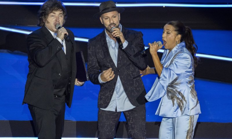 נשיא ארגטינה לקח את המיקרופון והצטרף לשירה | צפו