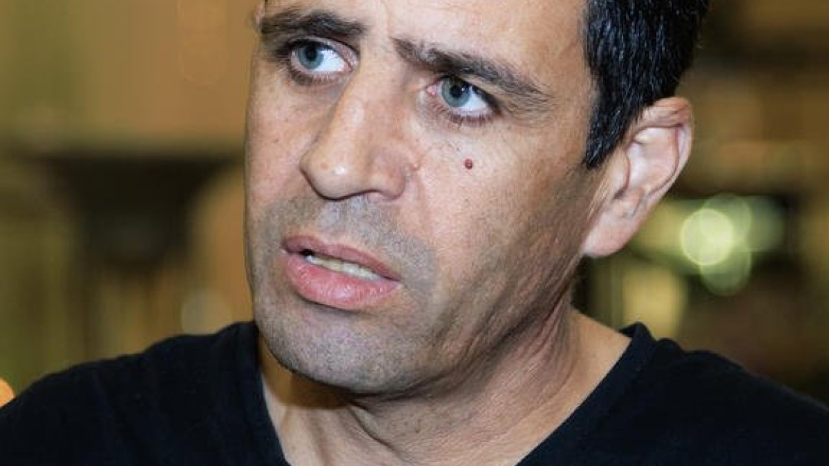 אלמוג בוקר תופס את הראש: 