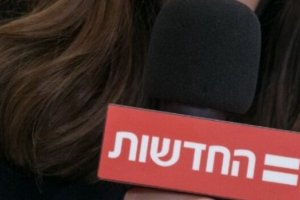 מחוץ לאולפן: כתבת חדשות 12 חוגגת עם היריבה מ-13